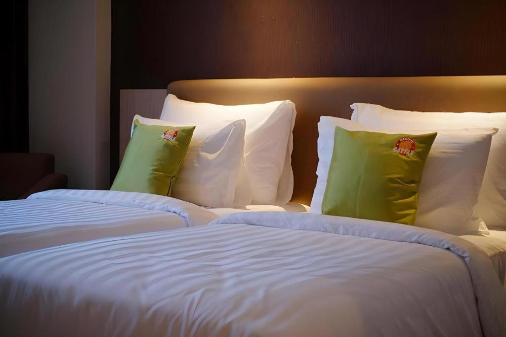Hotel Dafam Pacific Caesar Surabaja Zewnętrze zdjęcie