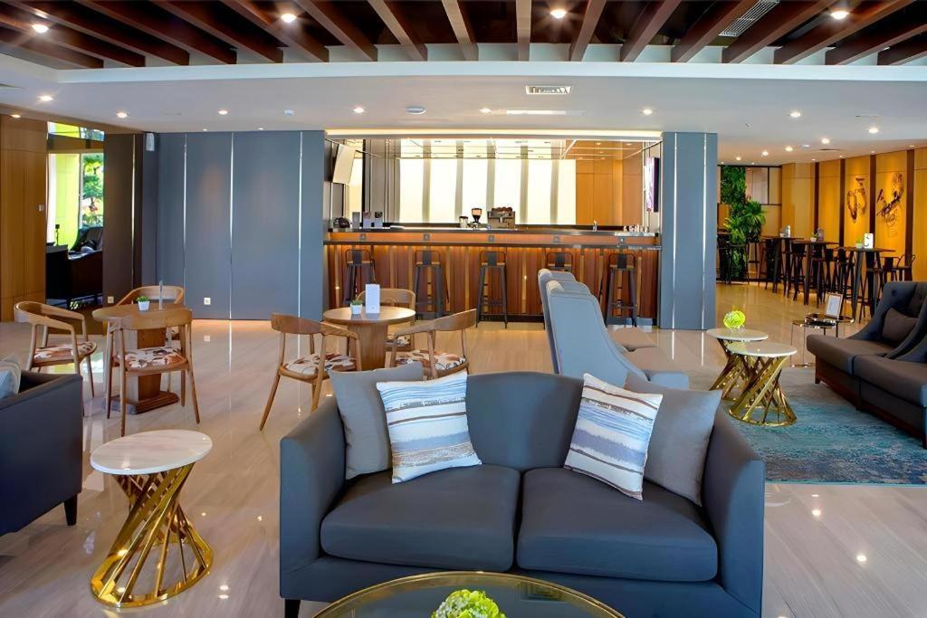 Hotel Dafam Pacific Caesar Surabaja Zewnętrze zdjęcie