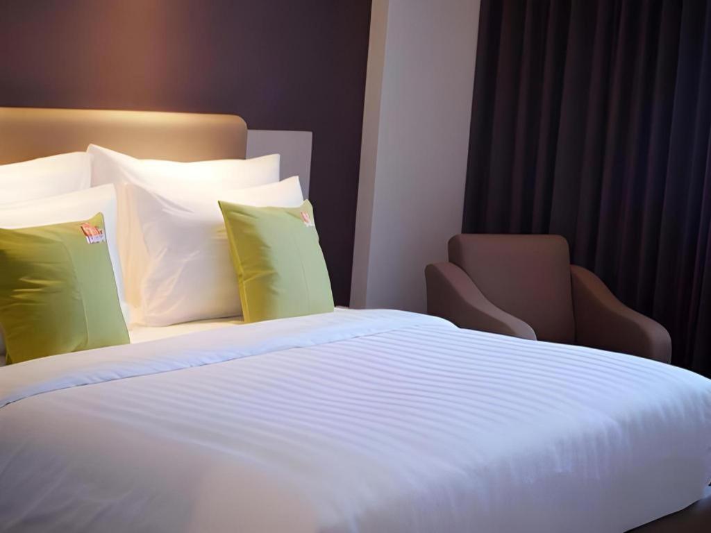 Hotel Dafam Pacific Caesar Surabaja Zewnętrze zdjęcie