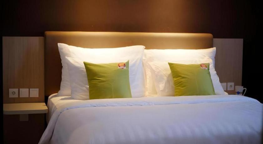 Hotel Dafam Pacific Caesar Surabaja Zewnętrze zdjęcie